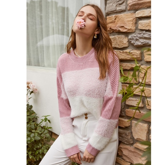 ๐ฅ Fuzzy Pink Colorblock Pullover Sweater - Picture 10 of 12